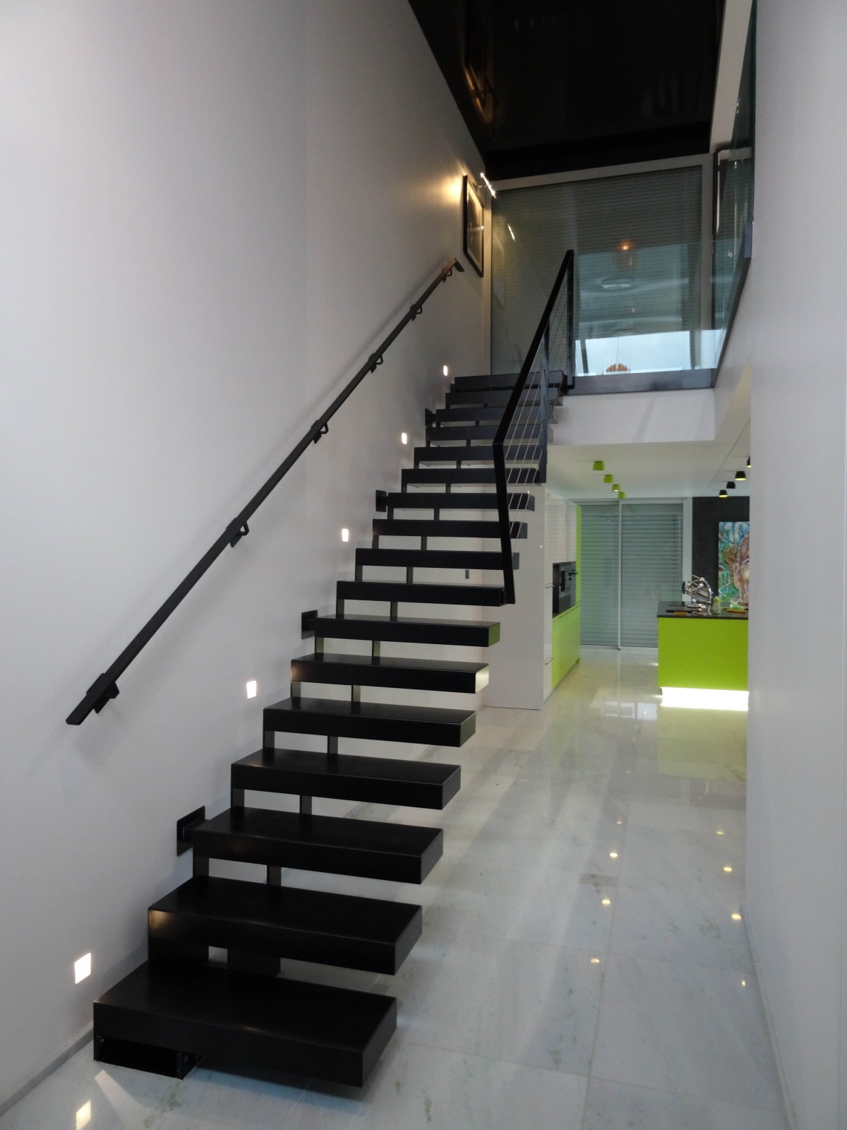 Maison contemporaine Brebion : Escalier d\'entre-light