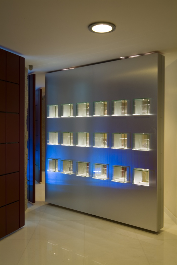 Muse banque Caisse d'Epargne : Vitrine/cloison sur pivots avec eclairage leds intgrs.