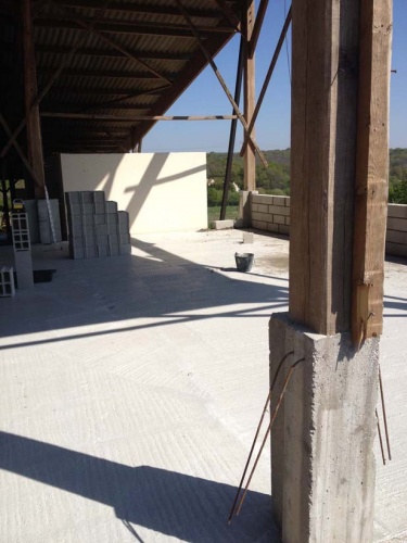 Maison individuelle dans un hangar : structure